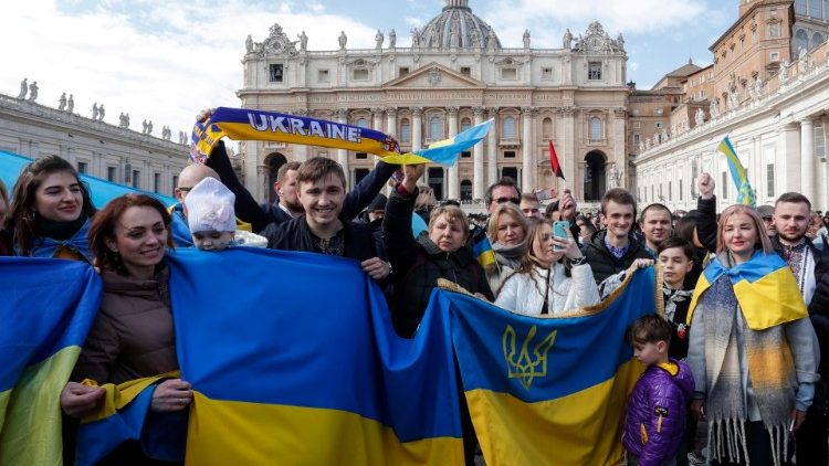 Ukrán hívek egy csoportja az Úrangyala imádságon   
