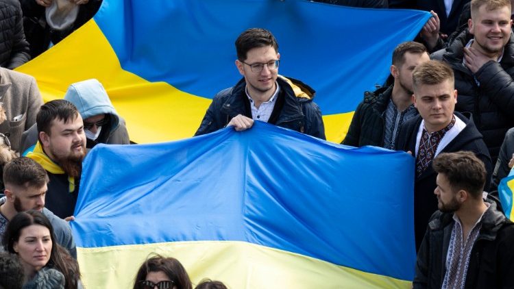 日曜正午の集いで、ウクライナ国旗を掲げる巡礼者　バチカン・聖ペトロ広場