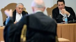 Una fase di un'udienza del processo sull'utilizzo dei fondi della Segreteria di Stato, in corso in Vaticano. A sinistra, il presidente Giuseppe Pignatone