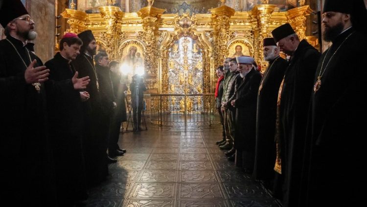 Zástupcovia cirkví na Ukrajine v modlitbe za pokoj v kyjevskej Katedrále sv. Sofie (2. mar. 2022)