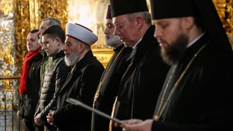 Tarybos nariai meldžiasi Kyjivo Šv. Sofijos katedroje
