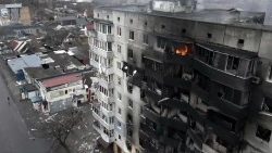 Ucraina: Urbanizaciones residenciales son bombardeadas mientras centenares de civiles mueren o escapan del fuego enemigo