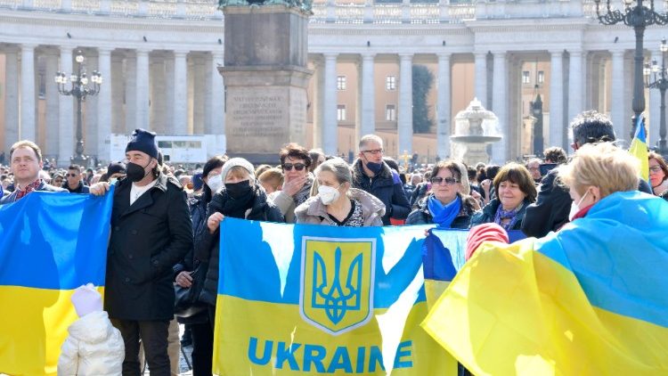 Ukrajnai hívek a pápa vasárnapi Úrangyala imádságán