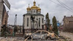 Una scena di distruzione davanti a una chiesa ucraina