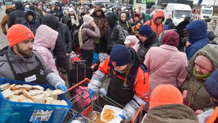 Volunteers hand out food to Ukrainian war refugees in Poland