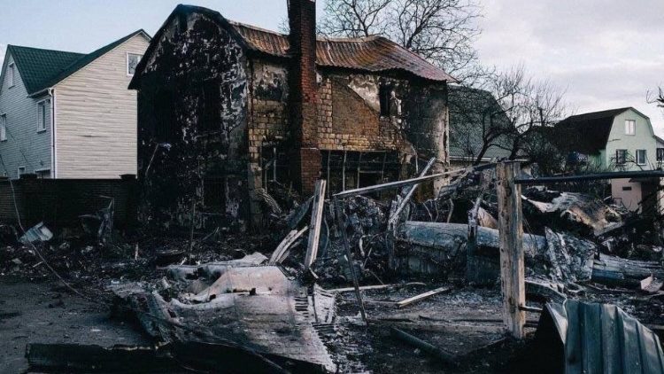 यूक्रेन के कीव शहर का एक घर युद्ध से ध्वस्त