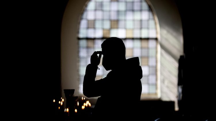 Betender Mann in einem Kirchenraum in Berlin
