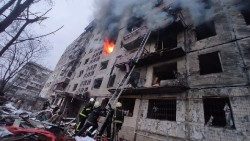 Bomben auf ein Wohnhaus in Kiew im Ukraine-Krieg