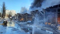 Bombardeio em Kharkiv, na Ucrânia, ruas transformadas em campos de batalha, prédios em chamas (Ansa)