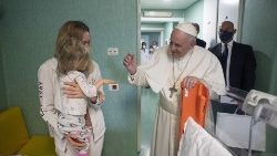 El Papa Francisco visita a los jóvenes pacientes atendidos en el Hospital Infantil Bambin Gesù. (ANSA)