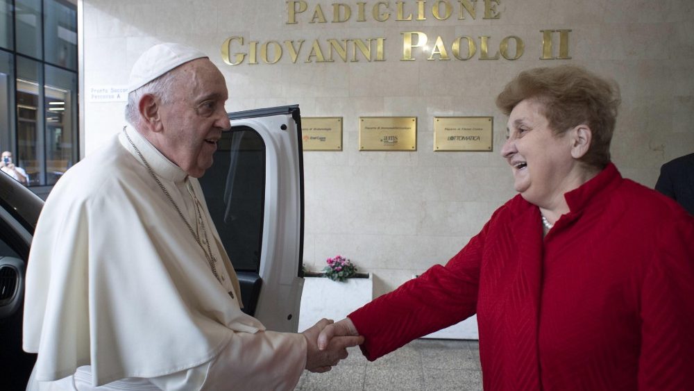 Riditeľka nemocnice Mariella Enocová víta pápeža (19. marca 2022)