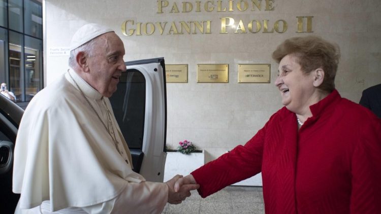 Mariella Enoc bei einem damaligen Besuch des Papstes im Krankenhaus