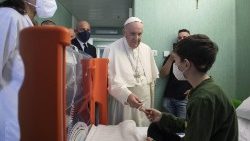 Папа падчас адведвання ўкраінскіх дзяцей у шпіталі Bambino Gesù