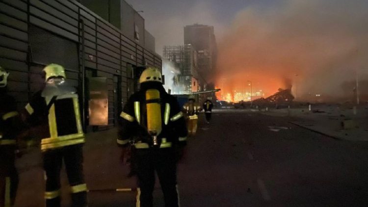 Ucraina: bombe su Kiev, in fiamme centro commerciale