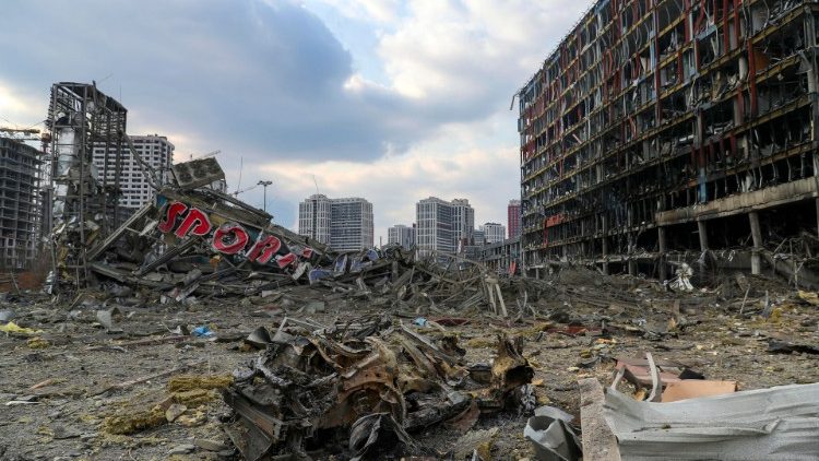Ett sönderbombat köpcentrum i Kiev