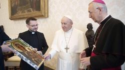 Papież Franciszek przyjmuje abp. Stanisława Gądeckiego
