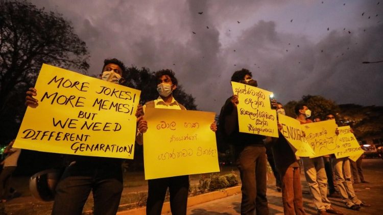 Un groupe de Sri Lankais manifestent contre l'aggravation de la crise économique dans le pays, à Colombo (capitale), au Sri Lanka, le 30 mars 2022.