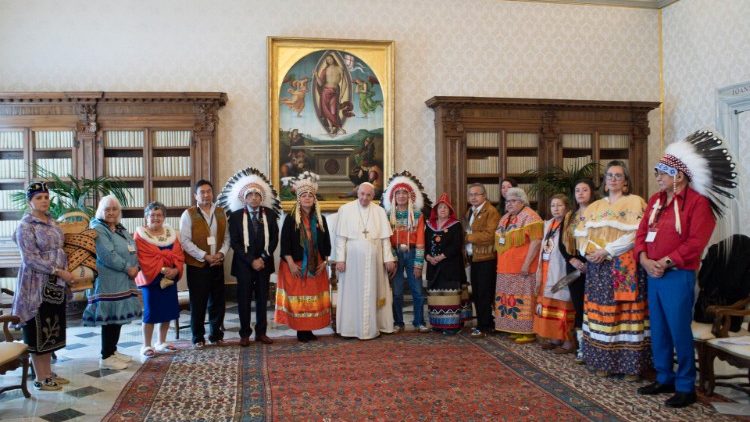 Pápež František so zástupcami kanadských First Nations (31. marca 2022)