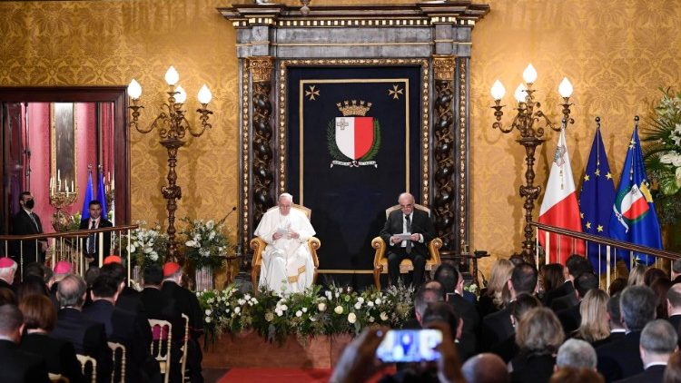 Ferenc pápa Málta elnökével együtt a szigetország hatóságai előtt     