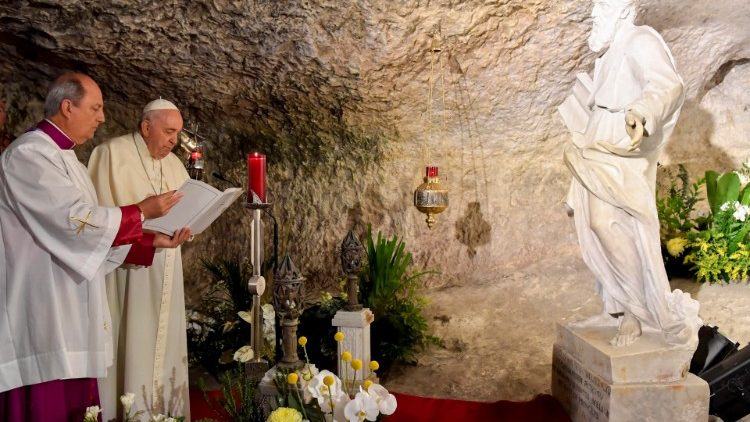 성 바오로 동굴에서 기도하는 프란치스코 교황