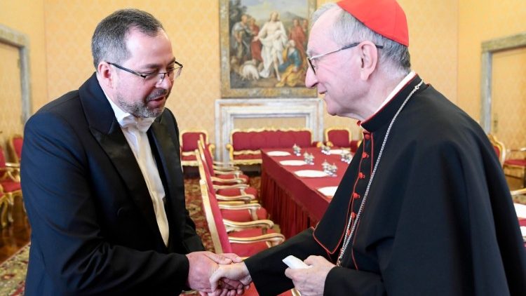 Kardinál PArolin s novým ukrajinským veľvyslancom pri Svätej stolici Andrijom Jurašom