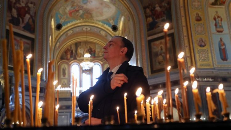 Un fidèle orthodoxe dans la cathédrale du Christ-Sauveur à Moscou, le 7 avril 2022.