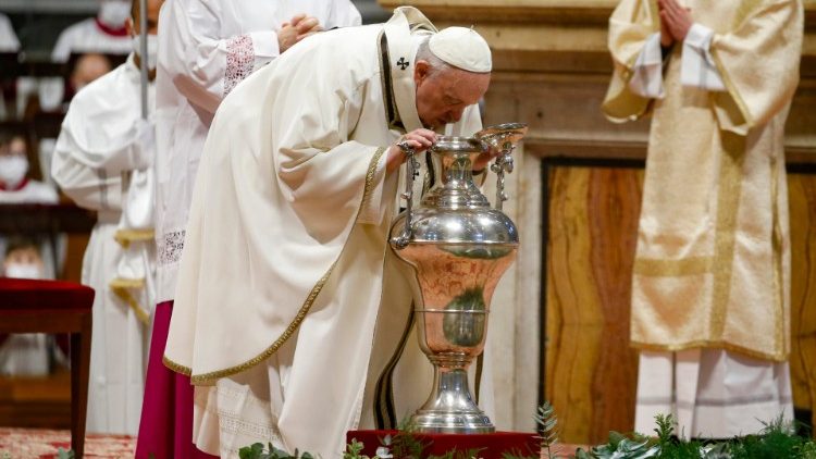 A krizmaszentelés pillanata: a pápa rálehel a kenetre   