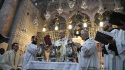 Il Patriarca di Gerusalemme dei Latini Pierbattista Pizzaballa nella Chiesa del Santo Sepolcro nei giorni della Settimana Santa  