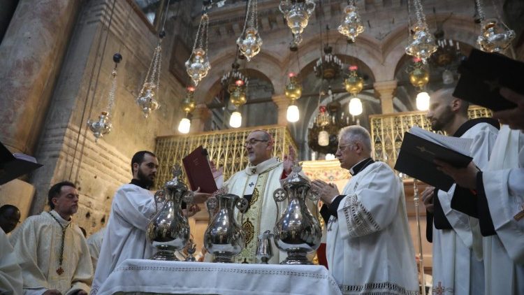 Mgr Pierbattista Pizzaballa, patriarche latin de Jérusalem, lors de la célébration du Jeudi Saint au Saint-Sépulcre, à Jérusalem, le 14 avril 2022.