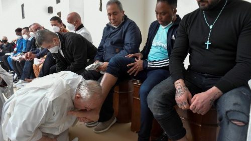 Pápež slávil omšu s umývaním nôh vo väznici v Civitavecchii
