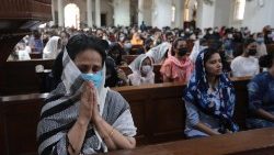 Christen beim Gebet in einer Kirche in Neu Delhi, Karfreitag 2022. Christen sind in Indien in der Minderheit