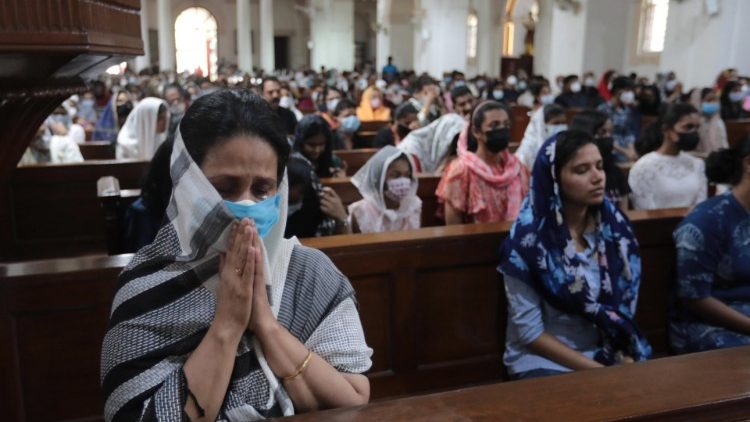 गिरजाघर में प्रार्थना करते हुए कुछ भारतीय