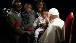 Une famille rencontre le Pape François au Chemin de croix au Colisée, à Rome, le 15 avril 2022.