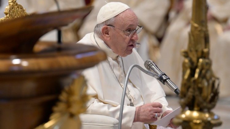 Az Irgalmasság Vasárnapján Ferenc pápa a homíliát mondja  