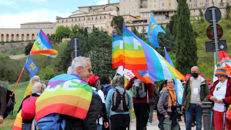 Teilnehmer des Friedensmarsches "Gegen alle Kriege" in Assisi im April 2022