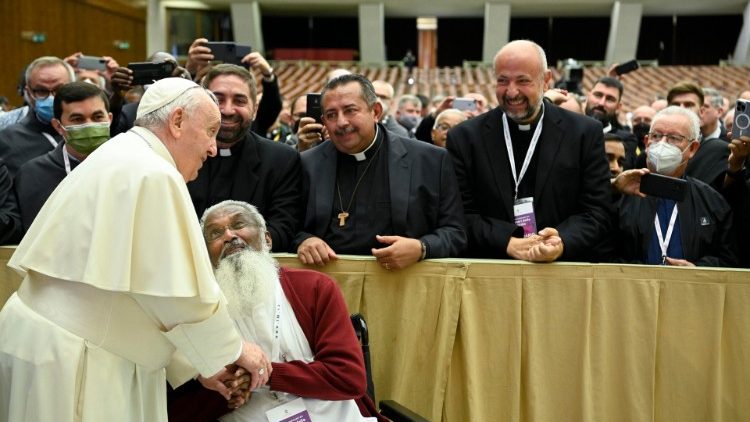 Ferenc pápa az Irgalmasság misszionáriusaival a vatikáni VI. Pál teremben