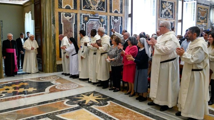 Papież do trynitarzy: zbyt wielu ludzi żyje dzisiaj w niewoli