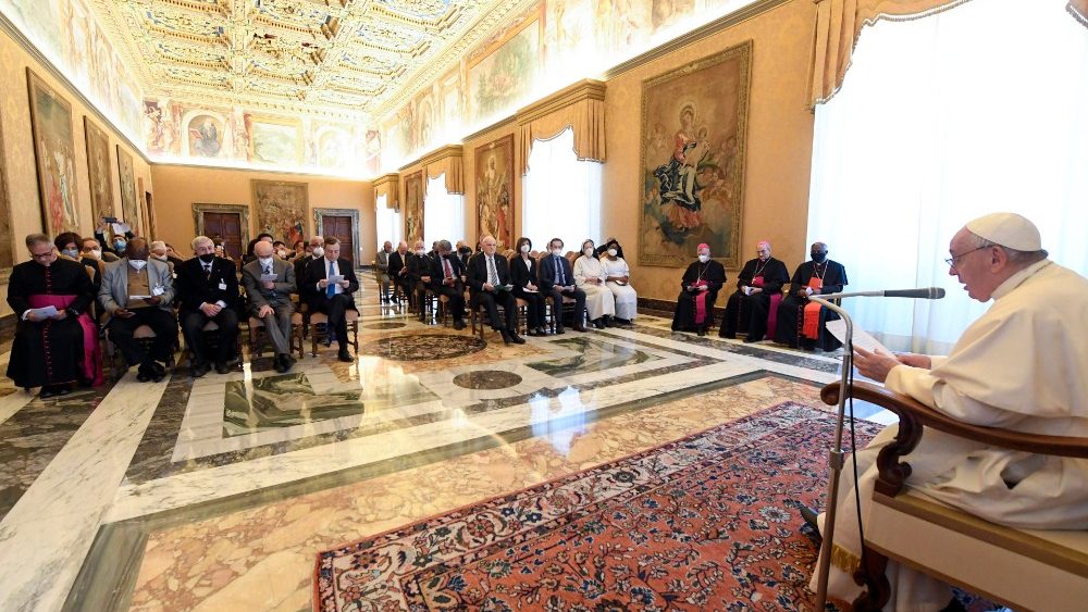 Pápež František s účastníkmi plenárneho zasadnutia Pápežskej akadémie sociálnych vied (29. apr. 2022)