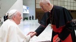 Kardinal Tomko po avdienci s slovaškimi romarji pozdravlja papeža Frančiška, 30. april 2022