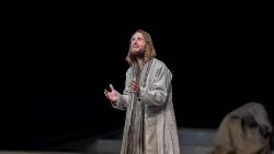 Bei der szenischen Darstellung der Passion Christi in Oberammergau (Aufnahme vom Mai 2022) sind Bezüge zum Christentum deutlich - aber auch bei den Wagner-Festspielen gibt es sie