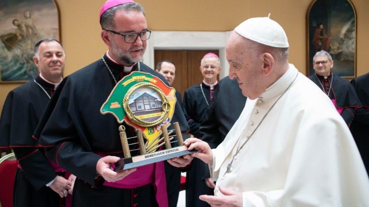 Le Pape François et les évêques brésiliens en visite ad limina à Rome en mai 2022. 