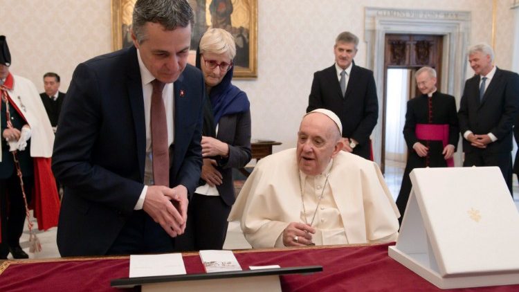 Le Pape François reçoit le président suisse Ignazio Cassis le 6 mai 2022.