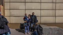 Una familia de Ucrania escapa de la guerra