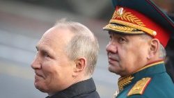 Il presidente russo, Vladimir Putin e il ministro della Difesa, Sergei Shoigu hanno assistito all'odierna parata militare (Epa/Maxim Shipenkov)