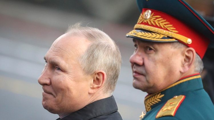 मॉस्को के रेड स्क्वायर में द्वितीय विश्व युद्ध की समाप्ति की याद में विजय दिवस परेड में राष्ट्रपति पुतिन