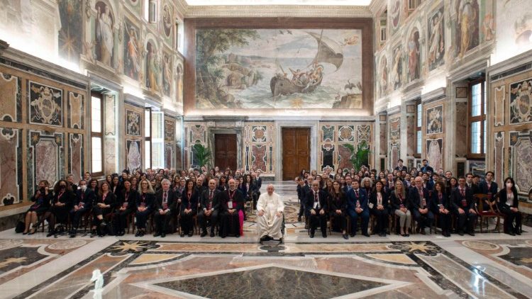 Ferenc pápa a maceratai egyetem küldöttségével 