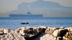 Kriegsschiff im Golf von Neapel