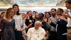  Papst Franziskus mit Mitgliedern der Gemeinschaft „Chemin Neuf" (Neuer Weg) am 16.5.2022 im Vatikan