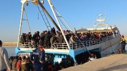 Судно с 450 мигрантами, прибывшими в Италию 17 мая