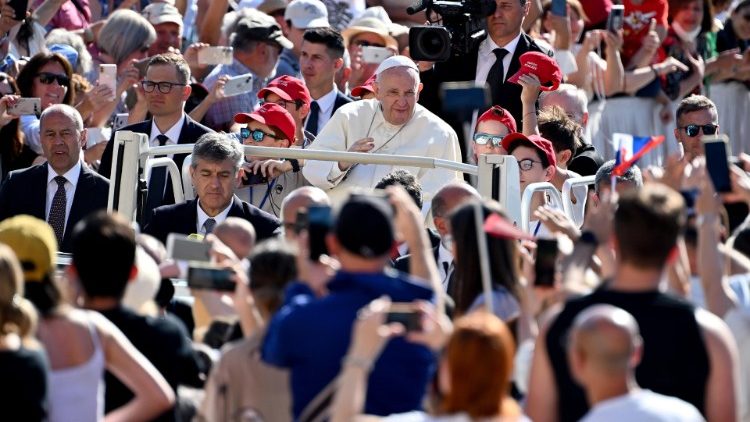 
                    Pope at Audience: The elderly teach us to persevere in faith
                
